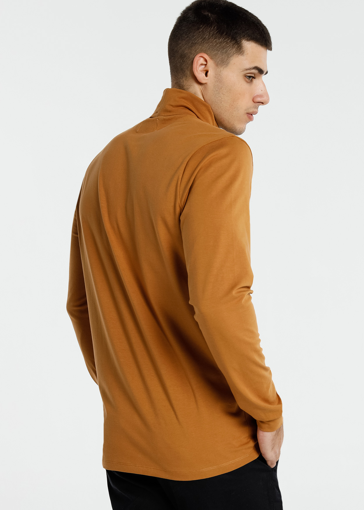 Camisola básica de gola alta Castanho