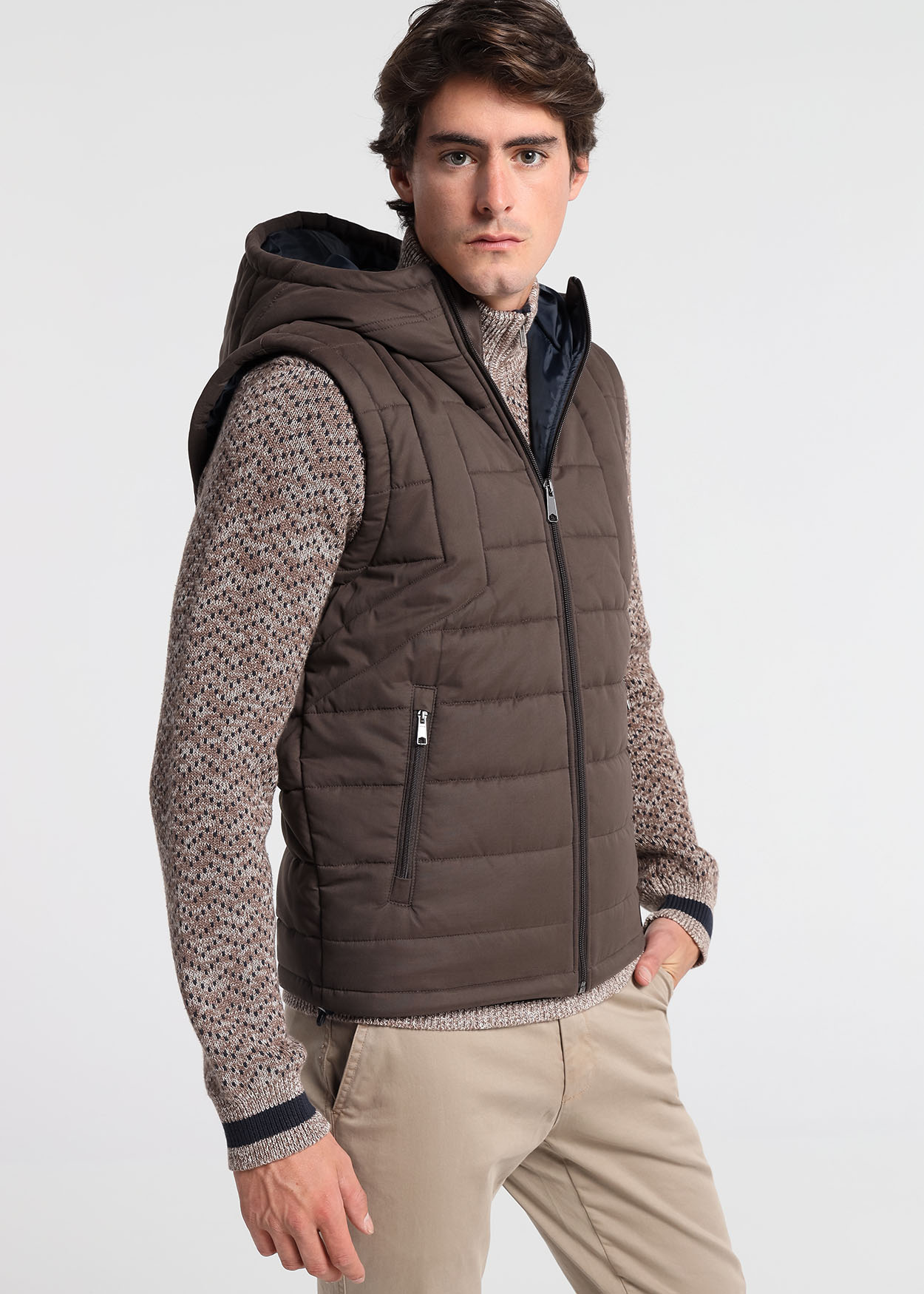 Colete acolchoado com capuz Castanho