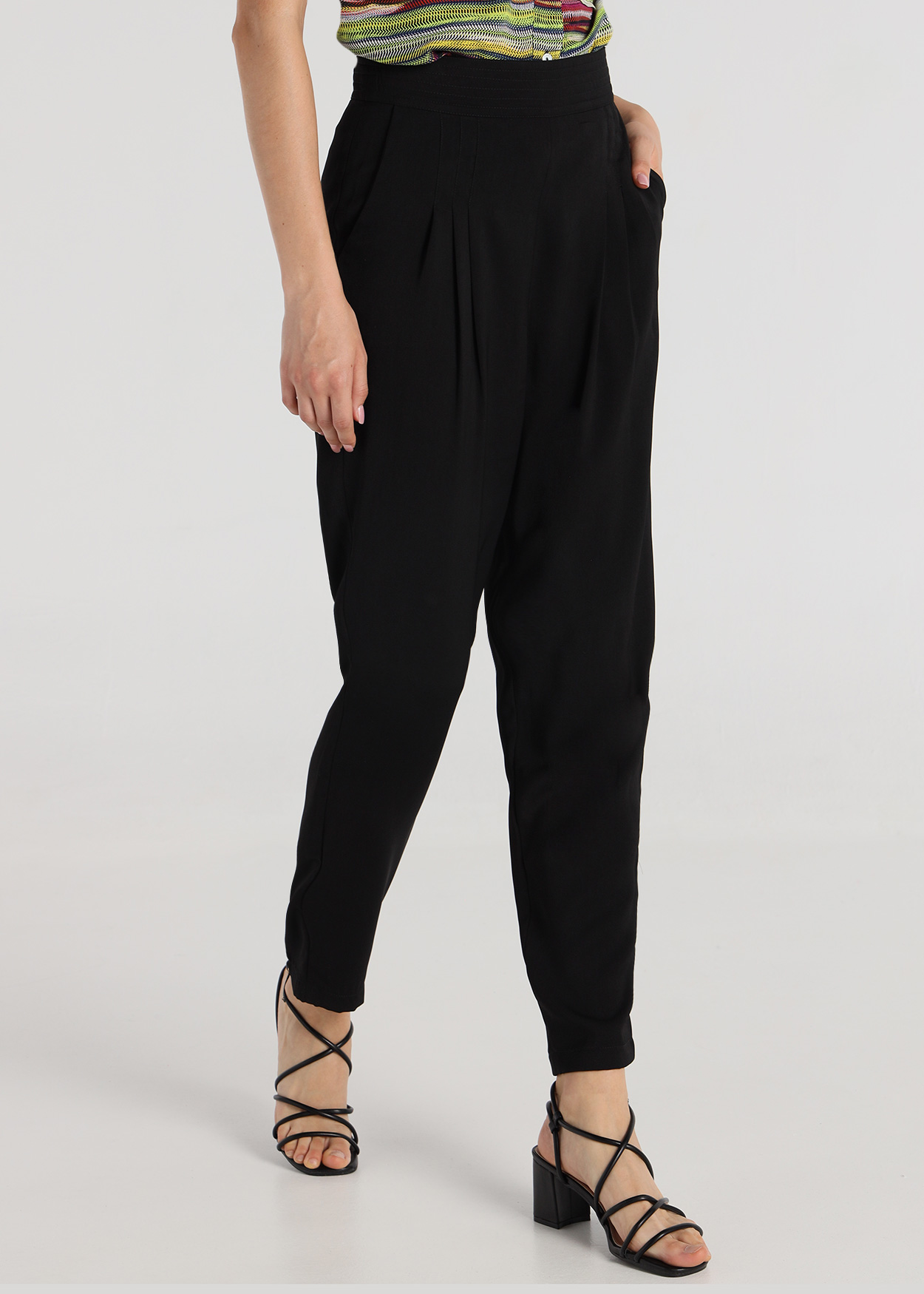 Calças Fluidas Plissadas Senhora Preto