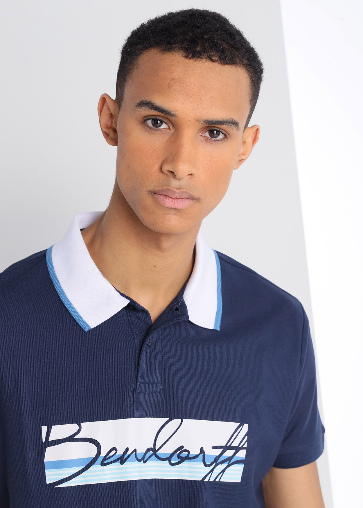 Pólo manga curta com logotipo gráfico Azul