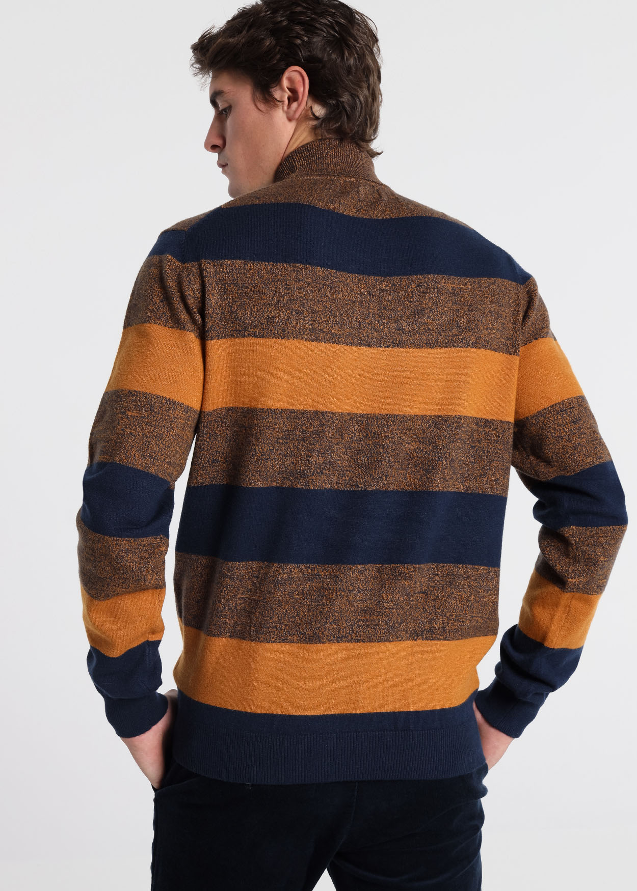 Camisola de gola alta com fios torcidos Castanho