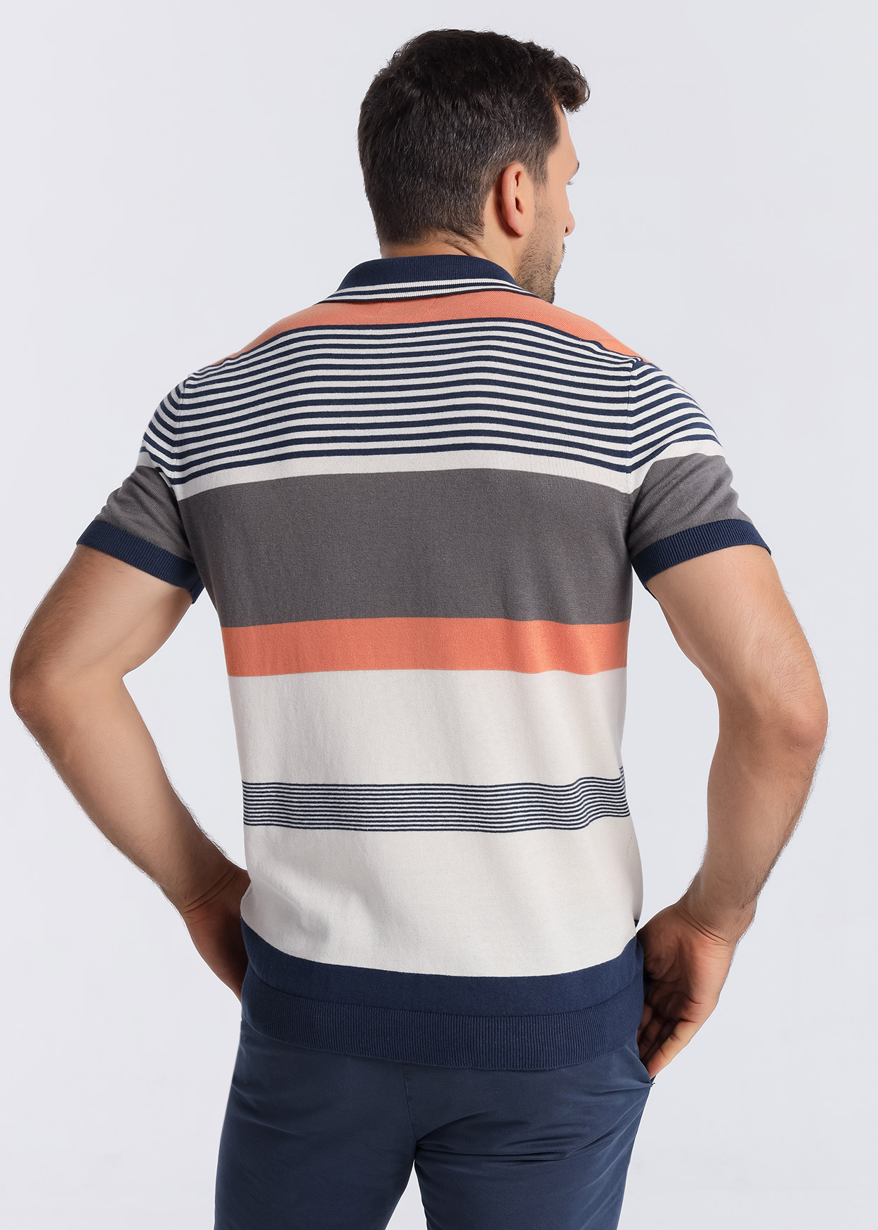 Pólo manga curta com riscas horizontais Multicor