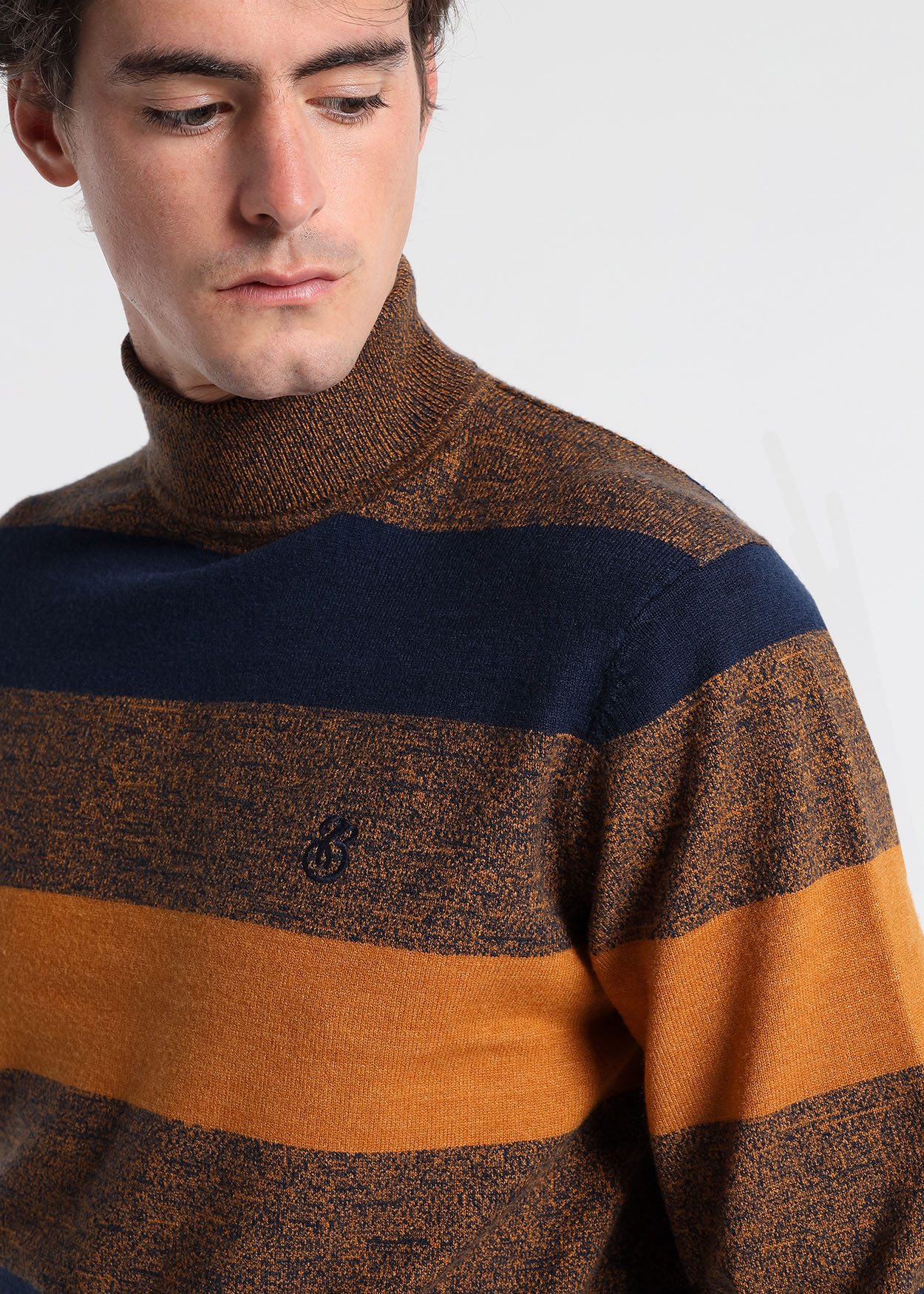 Camisola de gola alta com fios torcidos Castanho