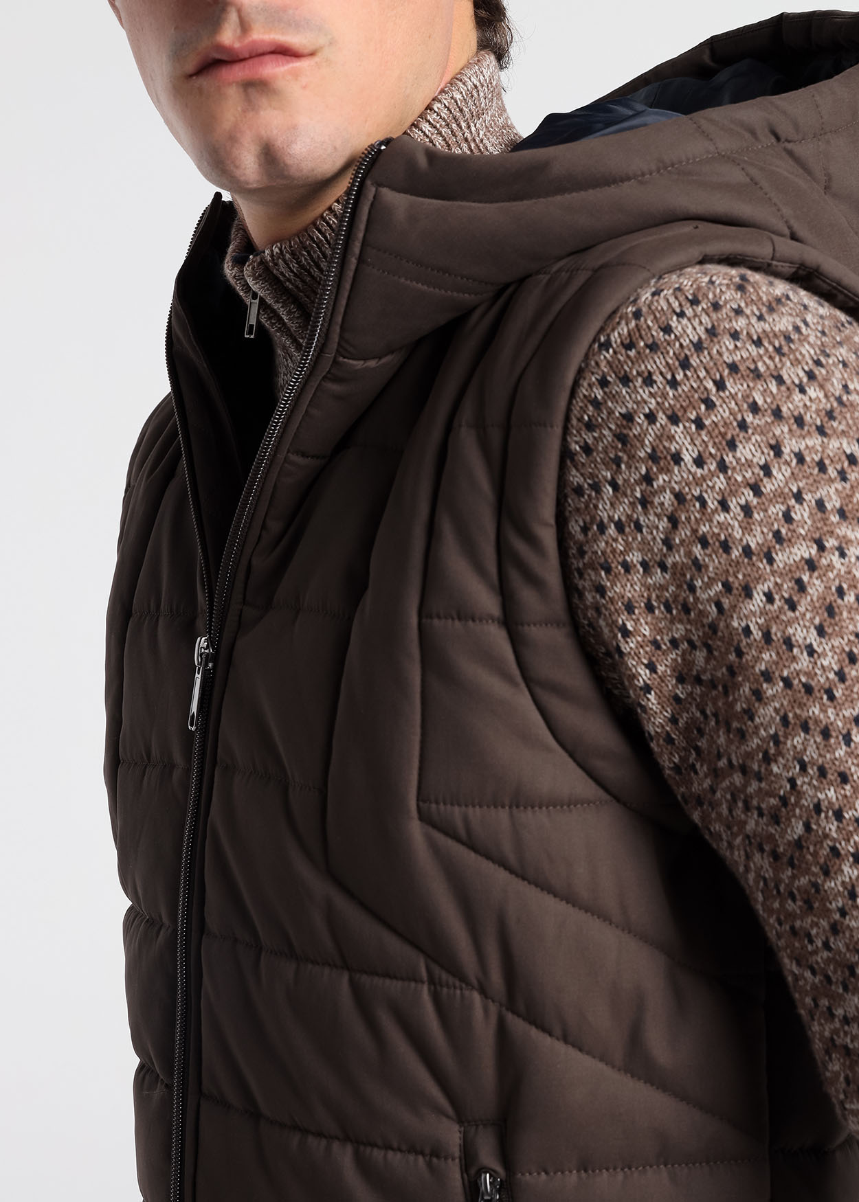 Colete acolchoado com capuz Castanho