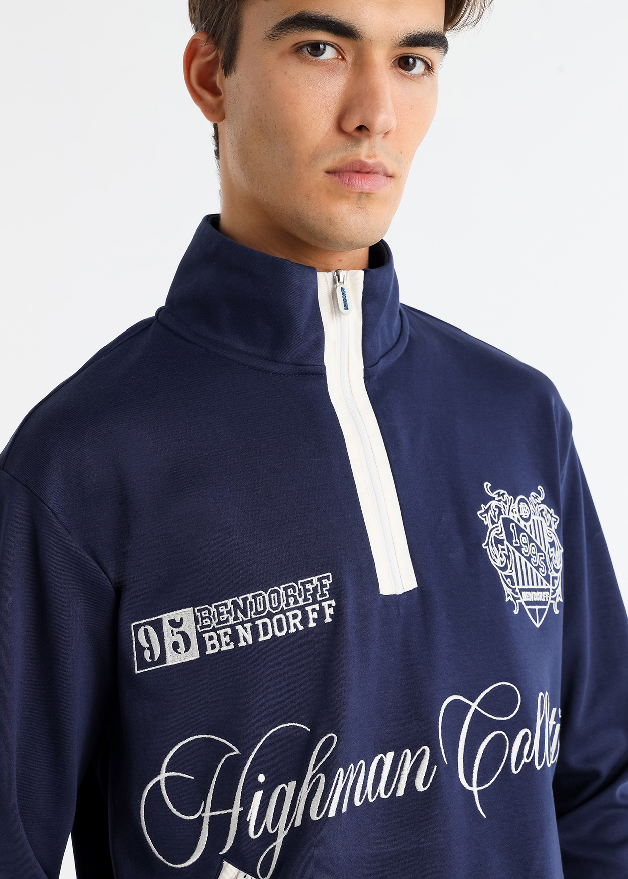 Sweatshirt com gola alta e zíper bordado Azul