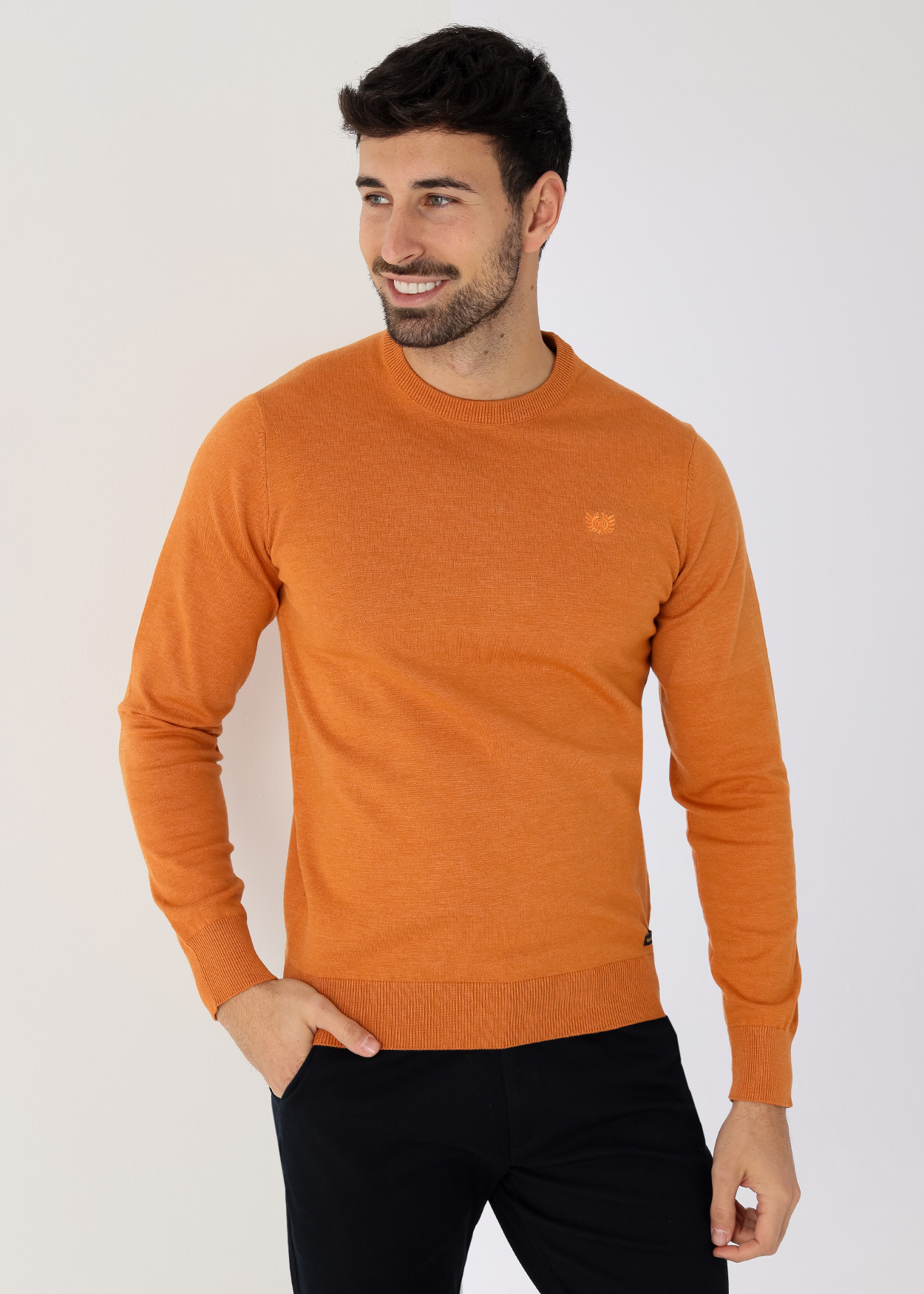 Camisola básica de malha com gola redonda e logotipo bordado Laranja