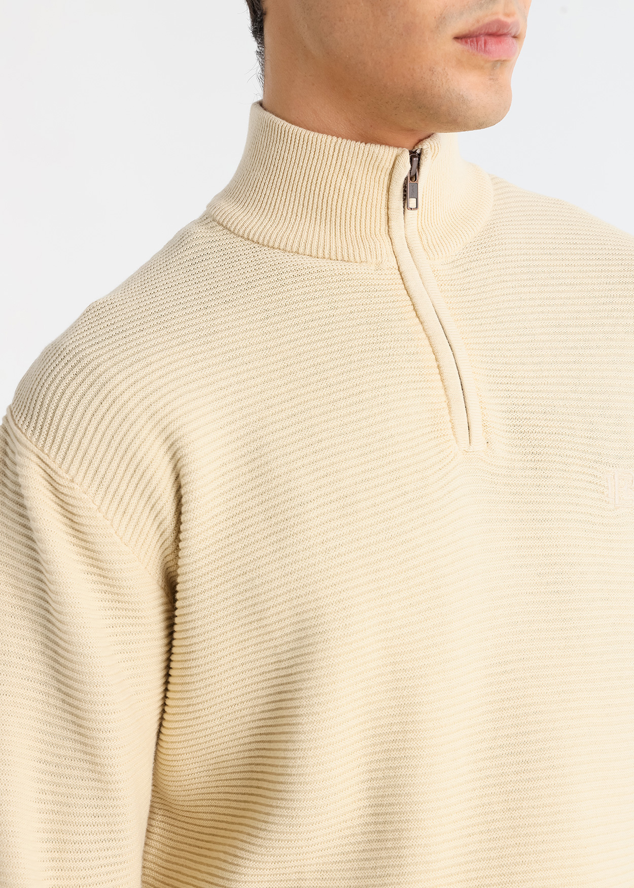 Camisola de malha texturizada com gola redonda e zíper Bege