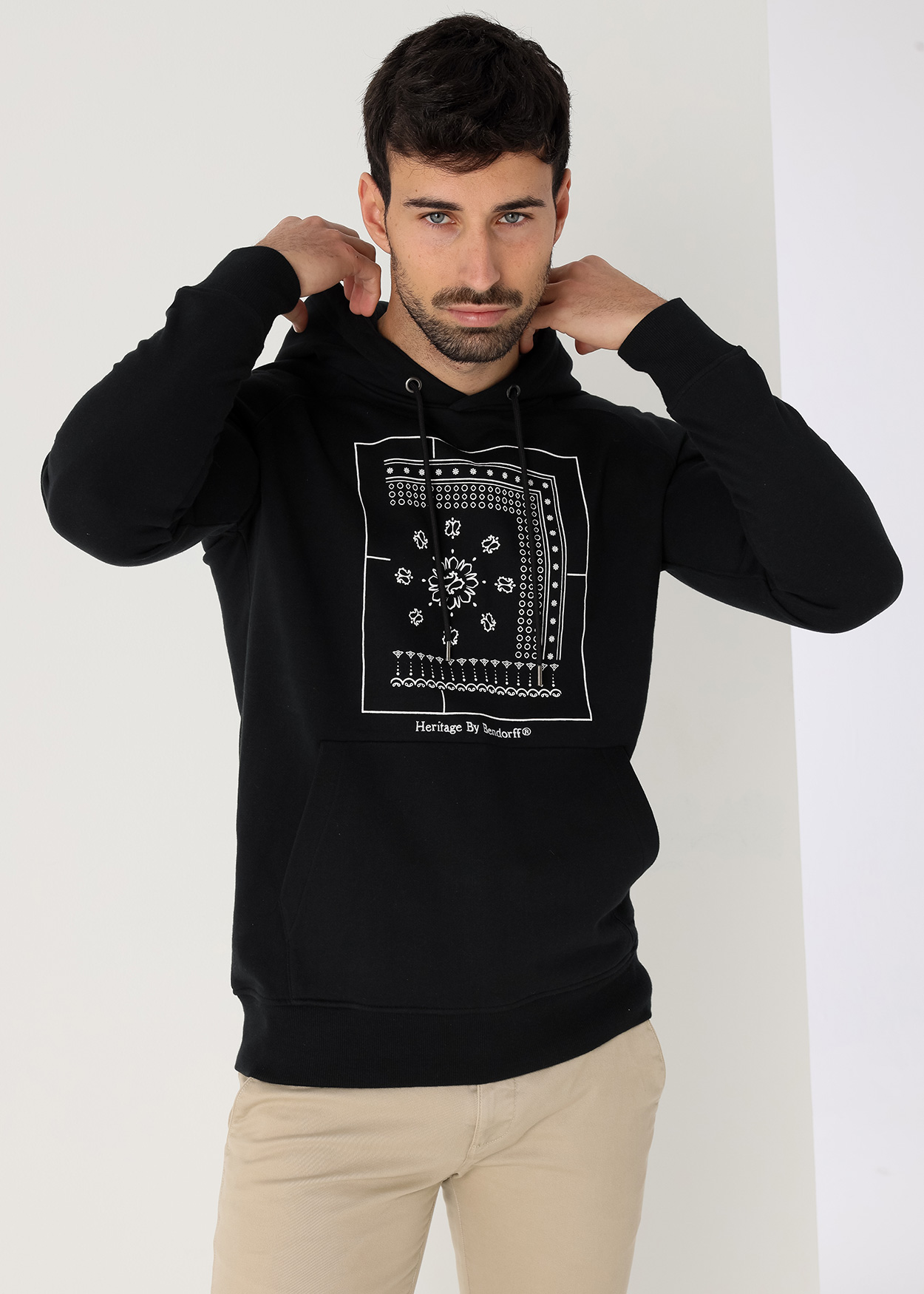 Sweatshirt com Capuz Raglan Paisley Preto