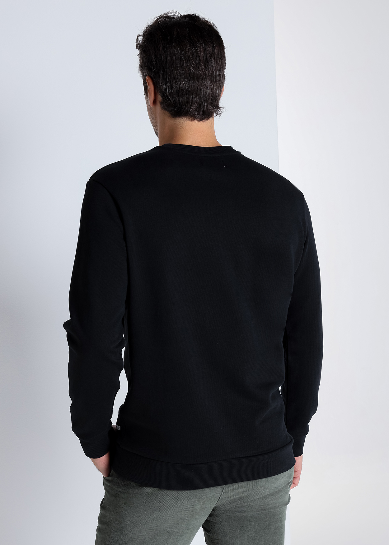 Sweatshirt com Gola Redonda Preto