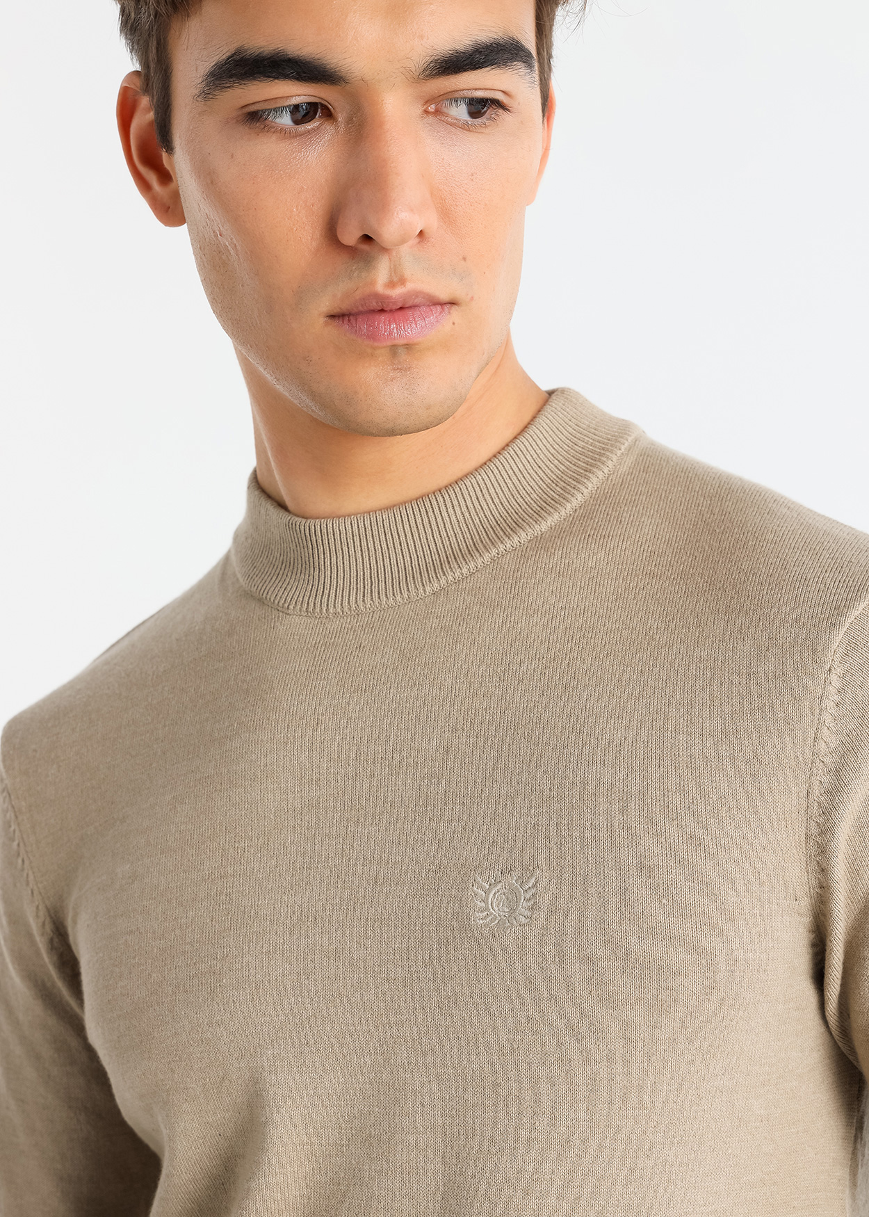 Camisola básica de gola alta em tricô Bege