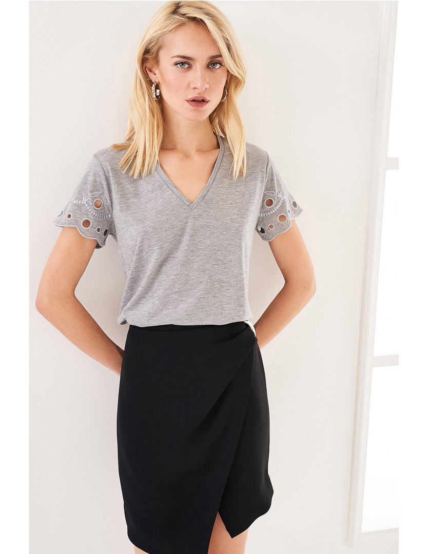 T-Shirt decote em V Cinza