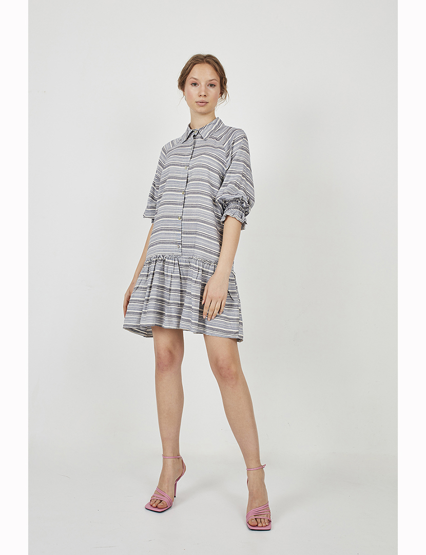 Vestido Curto Fluído Riscas Cinza