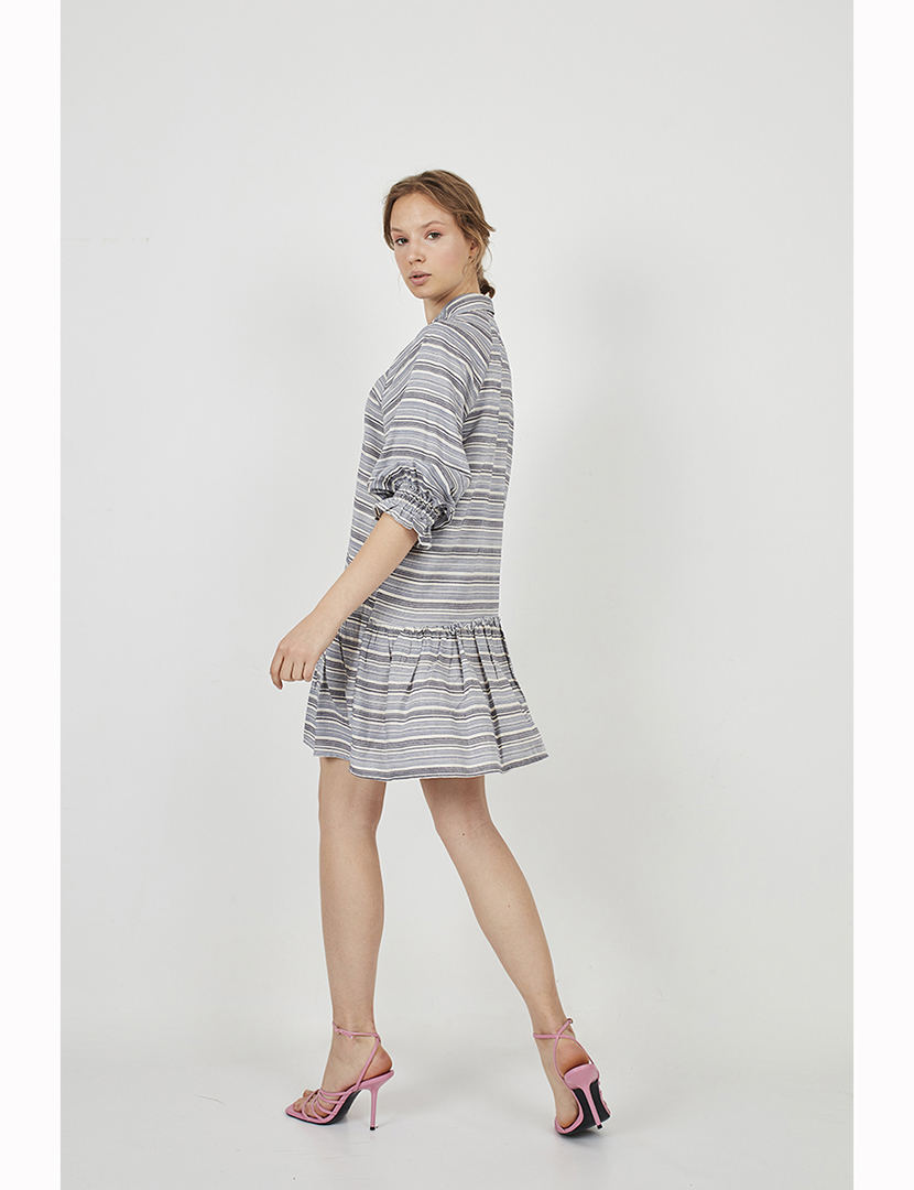 Vestido Curto Fluído Riscas Cinza